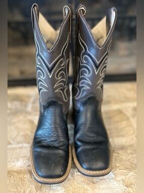 Old West Black and Gray Embroidered Western Boot